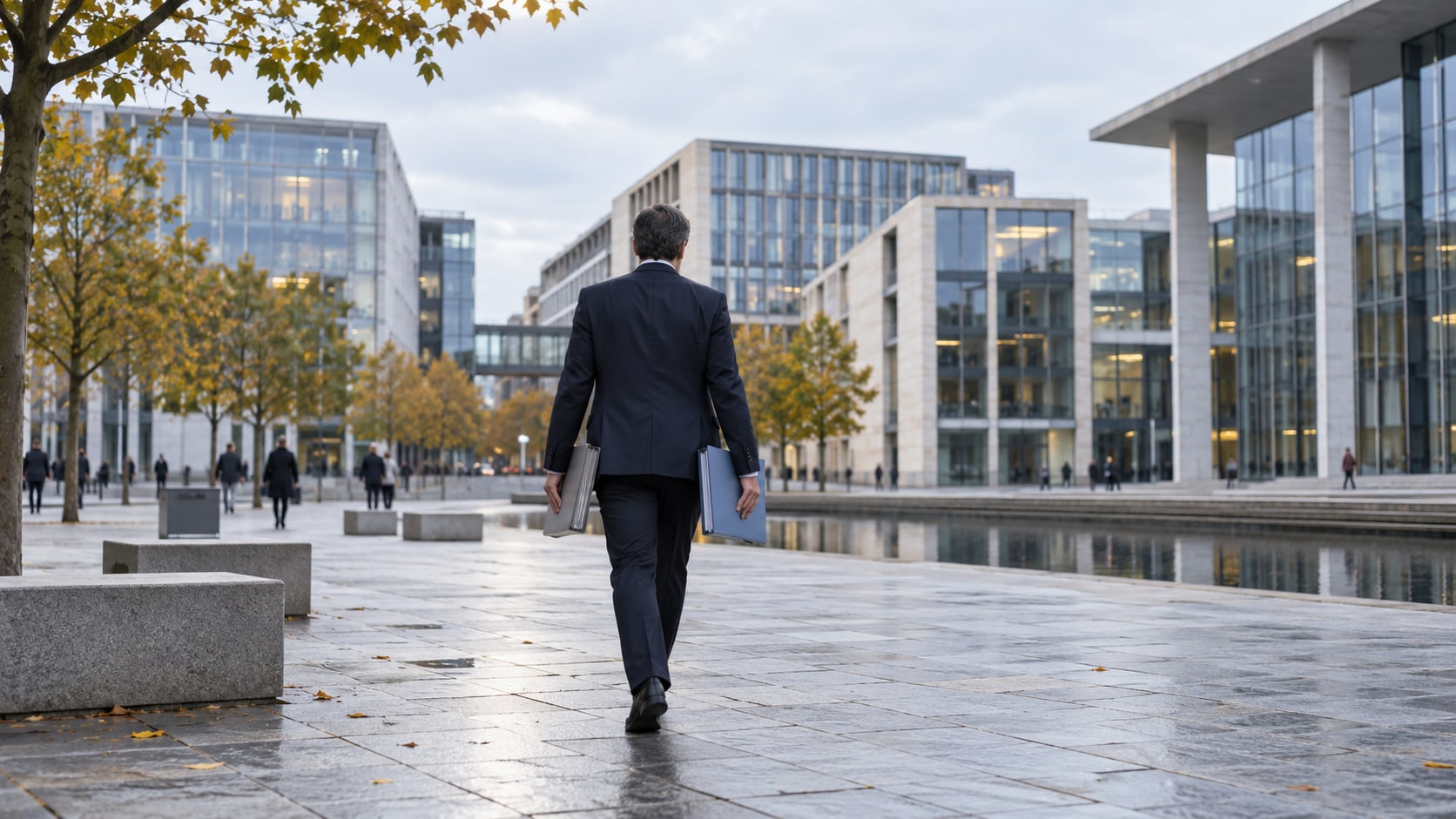 Ein anonymer Finanzexperte geht mit zwei Aktenmappen durch ein modernes deutsches Finanzviertel
