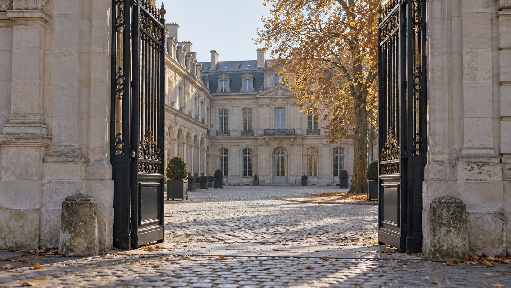 Un portail en fer forgé ouvert sur une cour pavée et un bâtiment institutionnel français fictif, avec un arbre aux feuilles d’automne