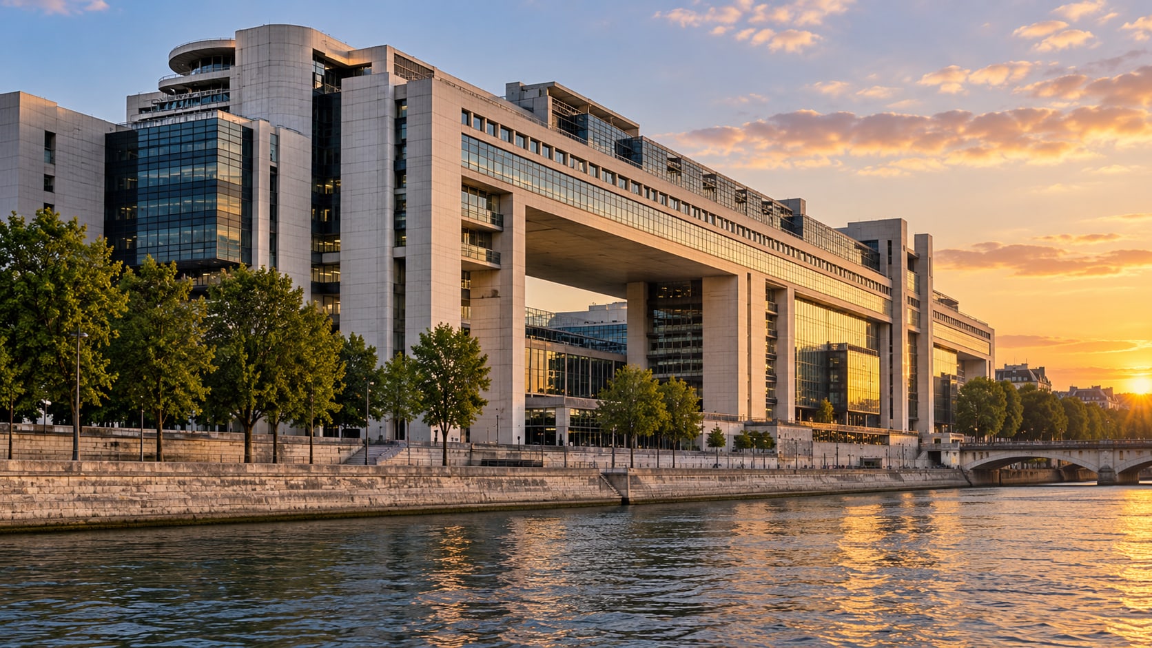 Architecture institutionnelle contemporaine au bord d’un fleuve, dans une scène évoquant Bercy à Paris
